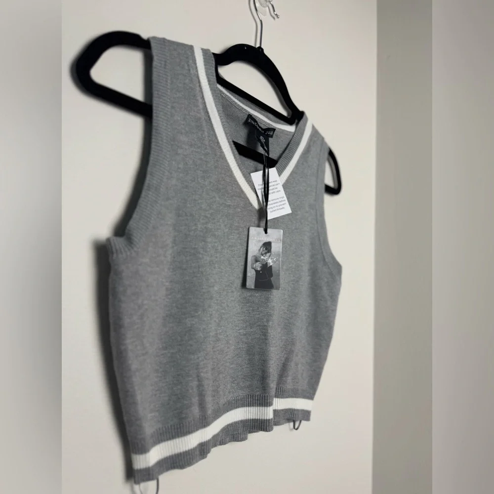 Sincerly Jules Versatil Grey Top & Skirt Set White Accents NWT - Picture 5 of 9